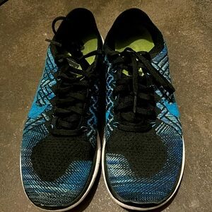 Men’s Nike free 4.0 Flyknit blue and black sz 9.5